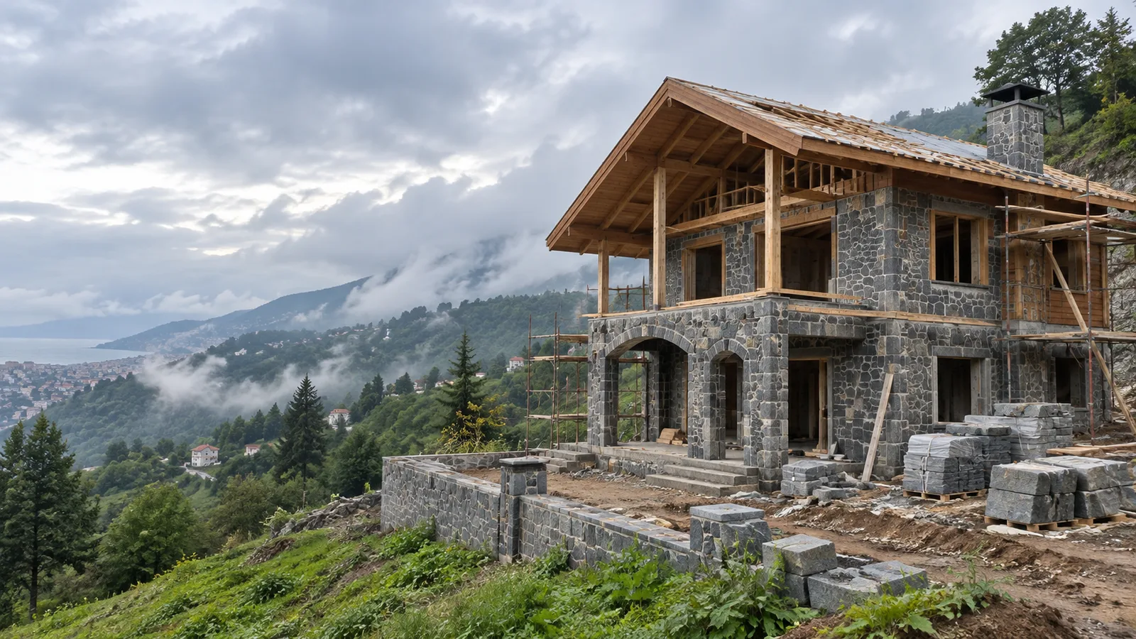 Trabzon’da eğimli arazide yapımı süren taş ve ahşap iki katlı ev